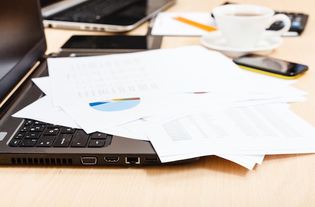 Diagrammes et outils de bureau modernes sur le bureau