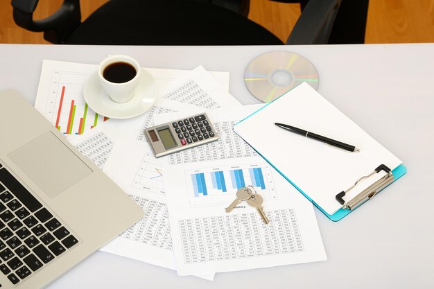 Bureau de bureau dans la salle d'arrière-plan