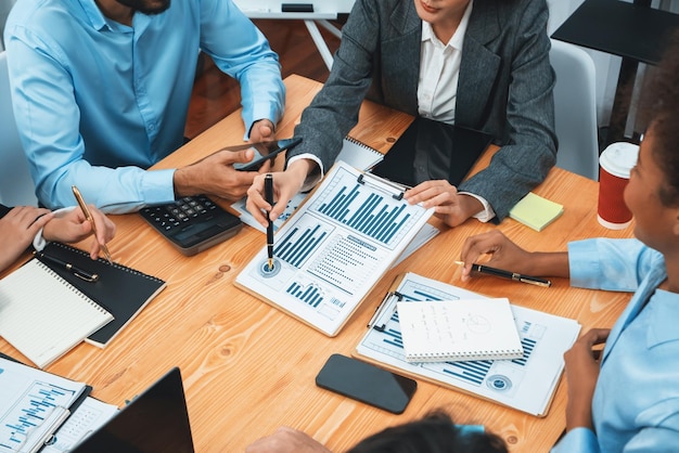 L'équipe d'analystes multiraciaux utilise le tableau de bord BI pour l'analyse des données Concord