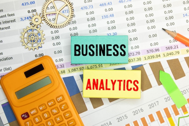 Analyse des affaires sur le concept d'entreprise du texte en bloc de bois