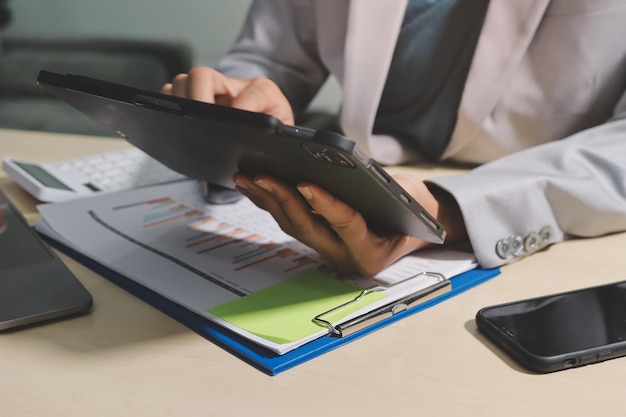 Travailler à domicile femme d'affaires en gros plan utilisant un ordinateur portable et analysant des rapports financiers