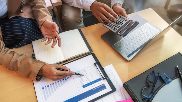 Des collègues qui font des papiers au bureau.