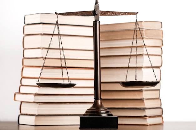 Justice et livre code civil loi sagesse jugement les yeux bandés