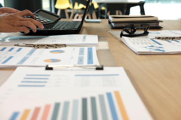 Section médiane d'un homme d'affaires travaillant sur une table