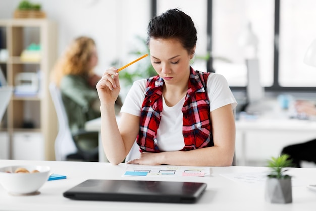 femme créative travaillant sur l'interface utilisateur au bureau