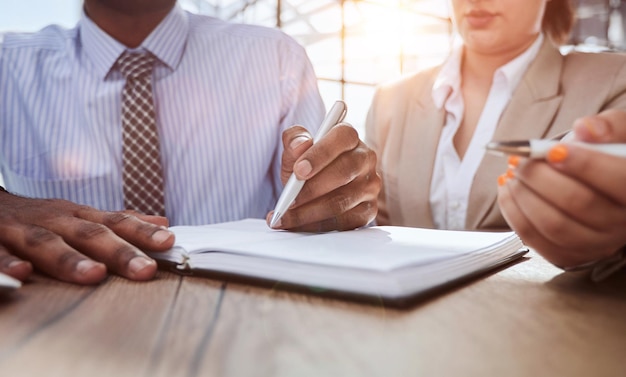Jeune avocat conseiller en gestion de comptes montrant des documents papier à son partenaire