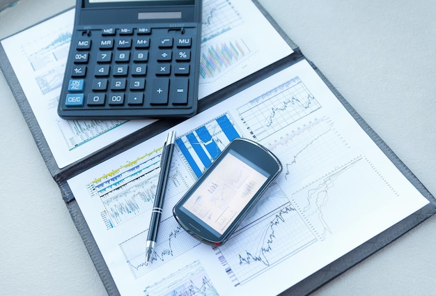 Calculatrice smartphone et documents financiers sur l'entreprise