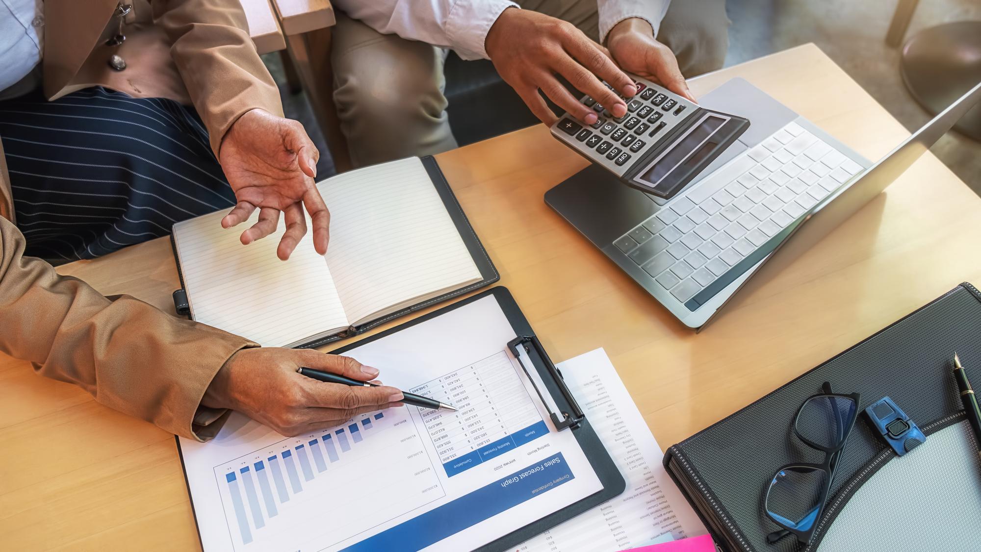 Des collègues qui font des papiers au bureau.