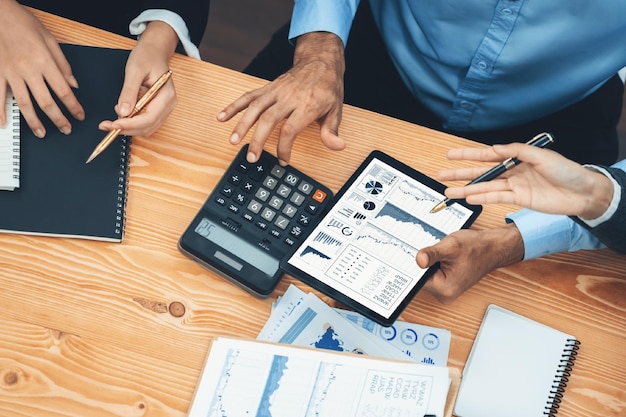 Une équipe d'analystes multiraciaux utilise la puissance de la science des données BI pour l'analyse des données Concord