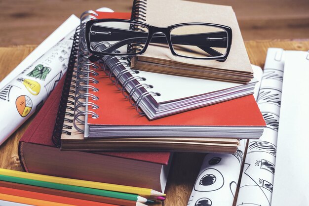 Lieu de travail en bois avec livre