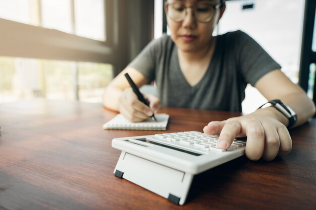 Propriétaire Assis sur le calcul de la taxe annuelle Bracelets de chiffre d'affaires Pour réduire la taxe.