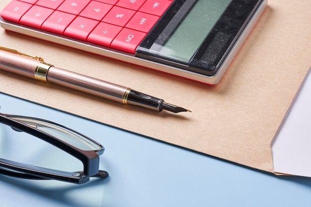 Enveloppe et documents financiers avec calculatrice