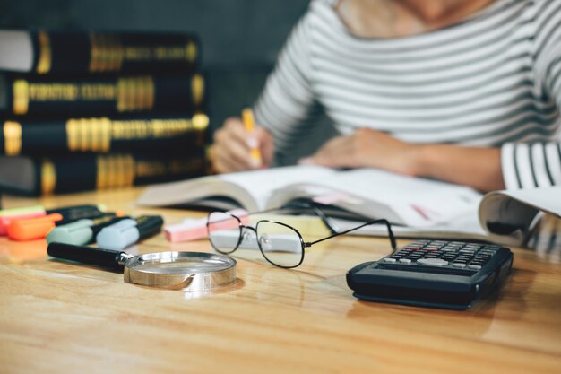 Section médiane d'une femme qui étudie à table